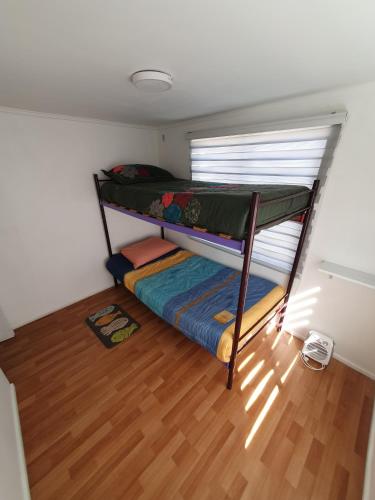 ein Schlafzimmer mit einem Etagenbett in einem Zimmer in der Unterkunft alojate en la playa litera baño compartido 