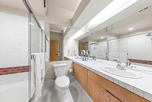 W łazience znajduje się toaleta, umywalka i prysznic. w obiekcie Studio #215 w mieście Olympic Valley
