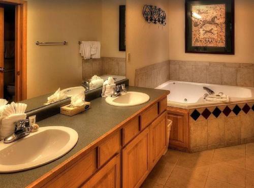 a bathroom with two sinks and a tub at Grand Timber Lodge 3 bedroom - Ski-in/Ski-out in Breckenridge