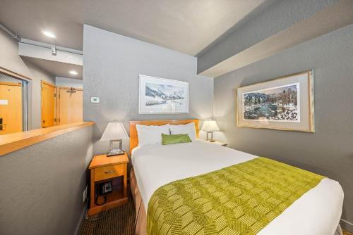 - une chambre dotée d'un lit avec une couverture verte et blanche dans l'établissement Studio #225, à Olympic Valley