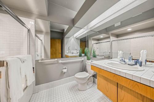 La salle de bains est pourvue d'un lavabo, de toilettes et d'une baignoire. dans l'établissement Studio #225, à Olympic Valley
