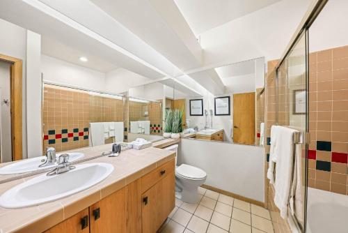 e bagno con lavandino, servizi igienici e doccia. di Studio #248 a Olympic Valley