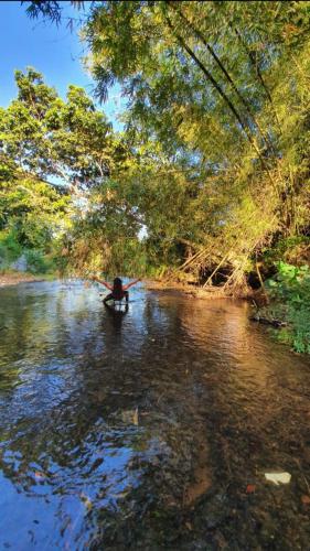 uma pessoa em um barco em um rio em Private River em Petit-Bourg