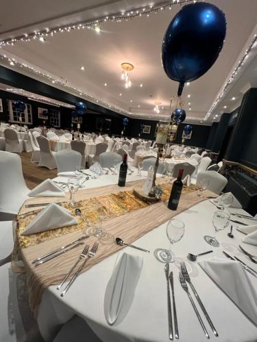 einen Bankettsaal mit einem Tisch mit einem Ballon darauf in der Unterkunft THE LORD NELSON HOTEL in Pembrokeshire
