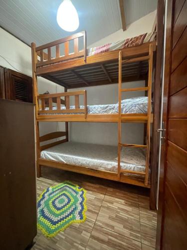 Tempat tidur susun dalam kamar di Casa da Praia.Atins