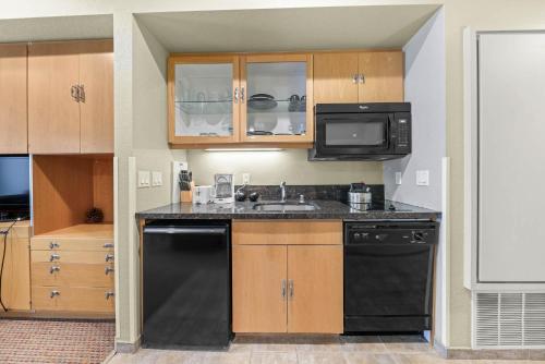 Una cocina o cocineta en Palisades Tahoe Lodge Rentals Studio #238