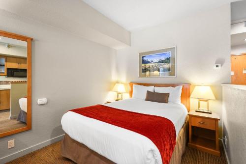 ein Schlafzimmer mit einem großen Bett mit einer roten Decke in der Unterkunft Studio #237 in Olympic Valley
