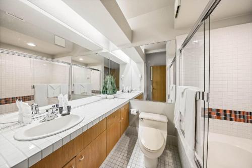 ein Badezimmer mit einem WC, einem Waschbecken und einer Badewanne in der Unterkunft Studio #237 in Olympic Valley