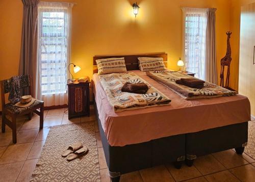 - une chambre avec un grand lit et 2 oreillers dans l'établissement Privathaus mit eigenem Pool - Windhoek, à Windhoek
