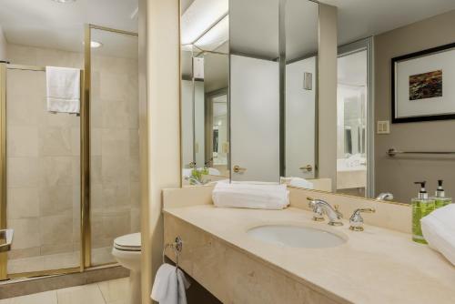 uma casa de banho com um lavatório, um WC e um espelho. em Horseshoe Valley Suites - The Glade em Shanty Bay