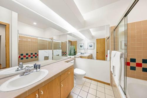 een badkamer met een wastafel, een bad en een toilet bij Studio #249 in Olympic Valley