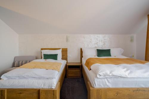 two twin beds in a room withermottermottermott at Casa Pe Vale in Râşnov