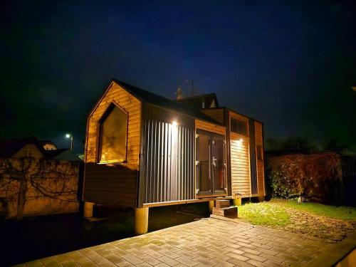 uma pequena casa sentada num pátio à noite em Magnifique petite maison 