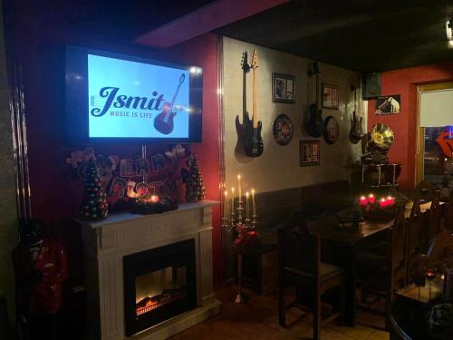 Fotografie z fotogalerie ubytování Jsmit Music&Bar&Apartments, balkóny v apartmánah, bar dole v destinaci Lipno nad Vltavou