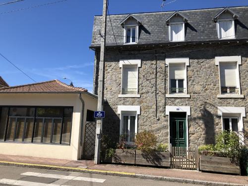 - un vieux bâtiment en pierre au coin d'une rue dans l'établissement Apparts Watteau, à Limoges