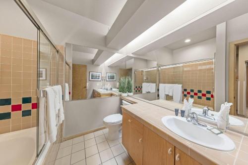 奧林匹克谷的住宿－Studio #255，一间带两个盥洗盆、浴缸和卫生间的浴室