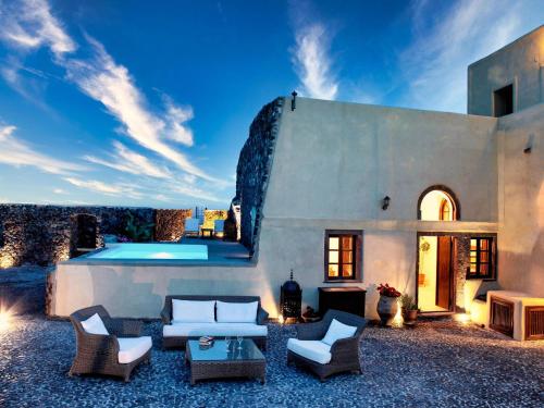 メガロホリにあるVilla in Megalochori with Private Poolの正面にプールがある家