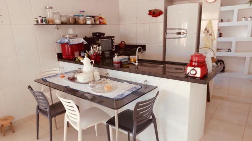 cocina con mesa y sillas en Casa Ventos Guaibim en Guaibim