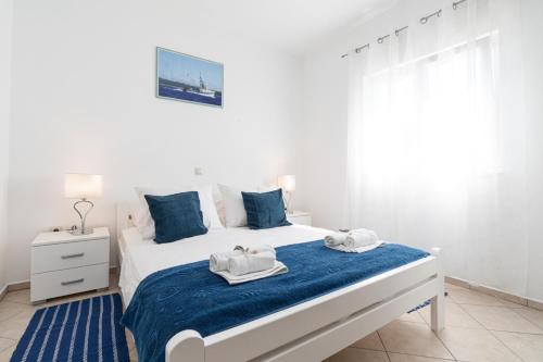 - une chambre avec un lit et 2 serviettes dans l'établissement Holiday Home Ivona, à Vela Luka