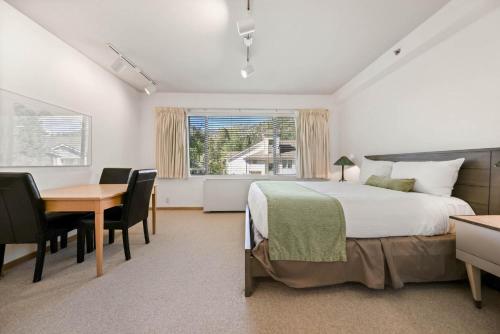 Una cama o camas en una habitación de Palisades Tahoe Lodge Rentals Studio #254
