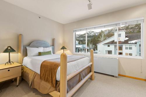 1 dormitorio con cama y ventana grande en Studio #256, en Olympic Valley