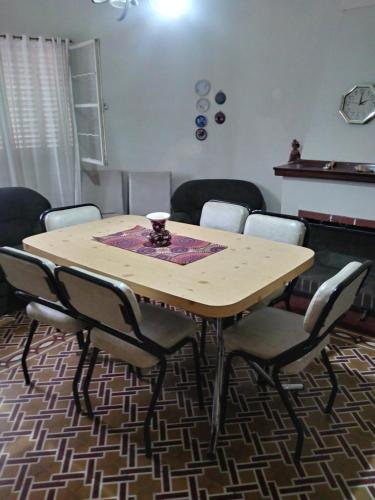 een conferentieruimte met een houten tafel en stoelen bij Hospedaje.Laura in La Falda