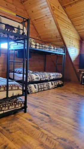 Ένα ή περισσότερα κρεβάτια σε δωμάτιο στο The Grizzly Den Cabin Warrens WI