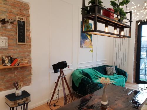 sala de estar con sofá verde y cámara en FRONTEX CityCenter Galati - disscount on Google!, en Galaţi
