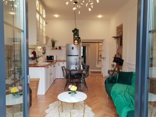 cocina y sala de estar con sofá verde en FRONTEX CityCenter Galati - disscount on Google!, en Galaţi
