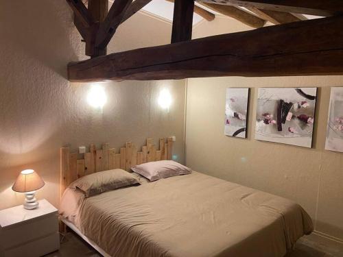 Tempat tidur dalam kamar di Maison en pierre à 15 min de LA ROCHELLE avec SPA