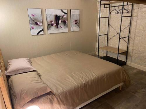 Ein Bett oder Betten in einem Zimmer der Unterkunft Maison en pierre à 15 min de LA ROCHELLE avec SPA