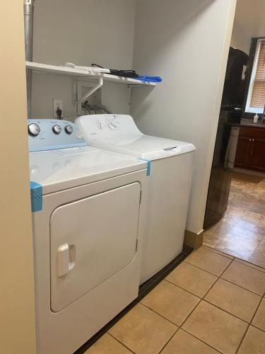 una lavadora y secadora blancas en una habitación en Private room in the heart of Oakland en Pittsburgh