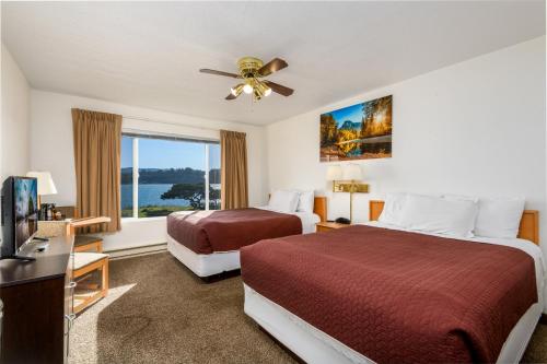 una camera d'albergo con due letti e una finestra di Alsi Resort Hotel a Waldport