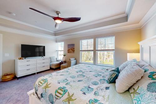 una camera da letto con un letto e un ventilatore a soffitto di Sea Oaks Village 5 a Berlin