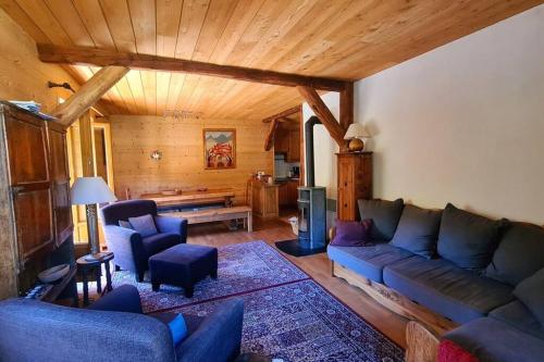 a living room with a couch and chairs in a cabin at Très bel appartement au coeur du Parc naturel du Queyras - Aiguilles in Aiguilles