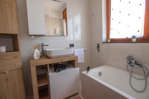 a bathroom with a sink and a bath tub at Domus Vivendi Pompeii holiday home free parking in Pompei