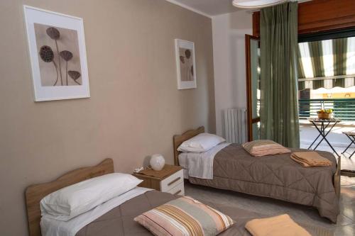 Ліжко або ліжка в номері Domus Vivendi Pompeii Casa Vacanze parking free