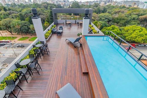 a balcony with a swimming pool on top of a building at Super compacto aconchegante. in Porto Alegre