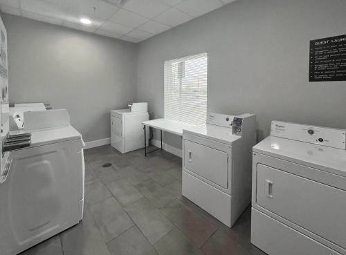 lavadero con electrodomésticos blancos y ventana en Studio 6 Gonzales, LA Baton Rouge Geismar Prairieville I 10, en Gonzales