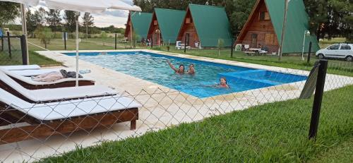 un grupo de personas en una piscina en Cabañas :Doña María Nuñez en Gualeguaychú