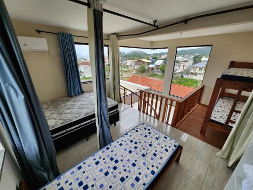 帕羅卡的住宿－Pousada Nova Trilha，客房设有一张床和一个带窗户的阳台