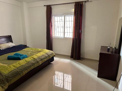 1 dormitorio con cama y ventana en Have a fun in blida, en Dilida
