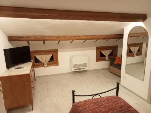 Habitación con cama y escritorio con TV. en Bevi e Dormi, en Monteforte dʼAlpone