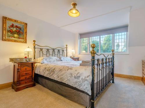 3 bed in Brompton 85761 في Brompton: غرفة نوم بسرير كبير ونافذة