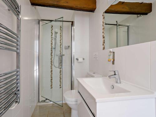 La salle de bains est pourvue de toilettes, d'un lavabo et d'une douche. dans l'établissement 3 bed in Taunton KIBOR, à Trull