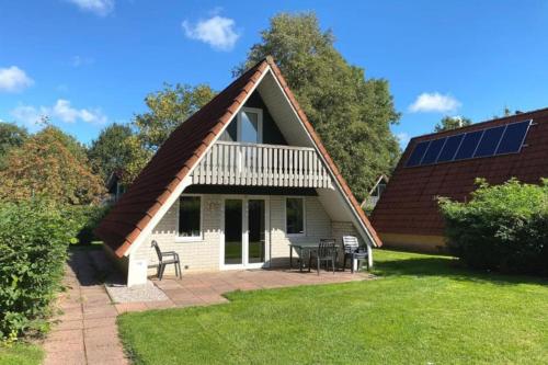 a house with solar panels on the roof at Vakantiebungalow Het Egelhuis in Gramsbergen