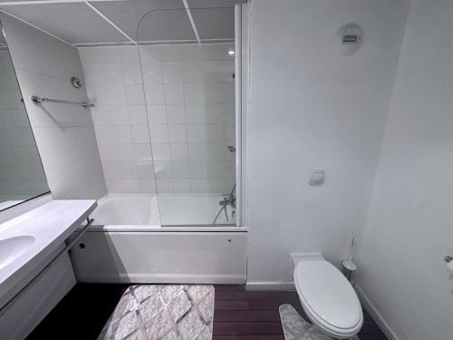 uma casa de banho com um chuveiro, um WC e um lavatório. em 5 minutes de Paris - Studio Unique em Pantin