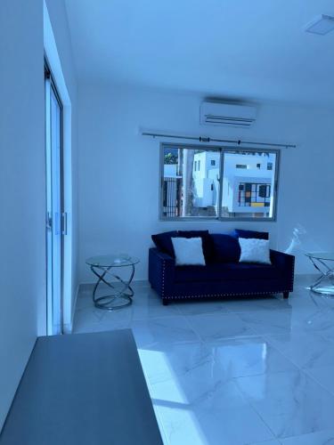 Habitación azul con sofá y mesa en Luxury in Paradise 2 en San Felipe de Puerto Plata