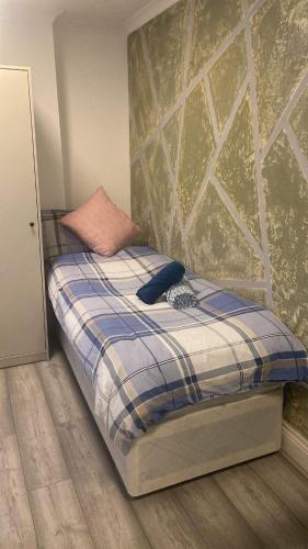 Cama pequeña en habitación con pared en Single Room 9, en Londres