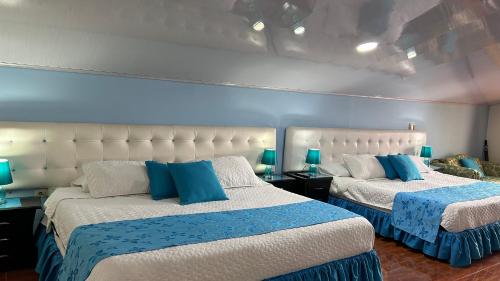 2 camas en una habitación de color azul y blanco en Casa Salento en Salento